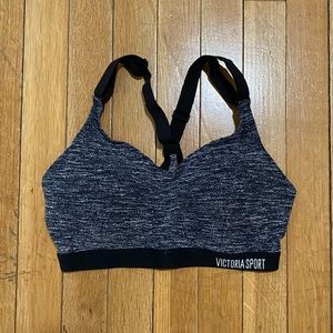 Victoria’s Secret Lightweight Sports Bra 32D NWT